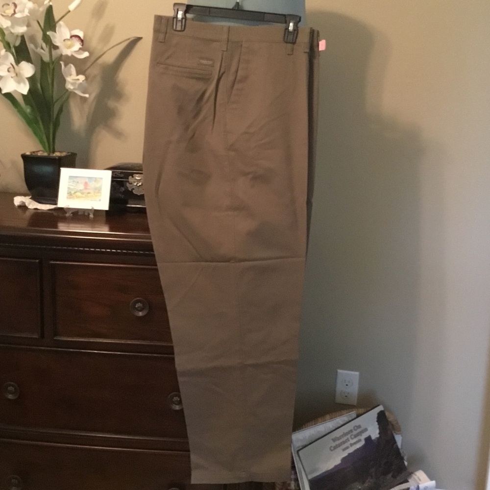 Timber Creek by Wrangler-EUC-Men's Classic Fit Straight Leg Mahogany Chinos